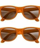 Set van 10x stuks oranje kunststof zonnebrillen voor dames heren